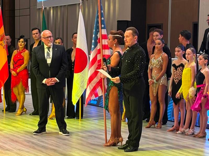 denis kojinov and jeanette chevalier reading official athletes oath at world championship